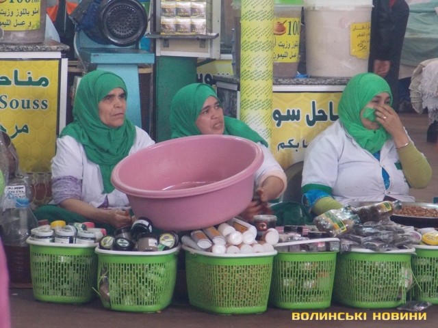 Жінки чавлять арганову олію